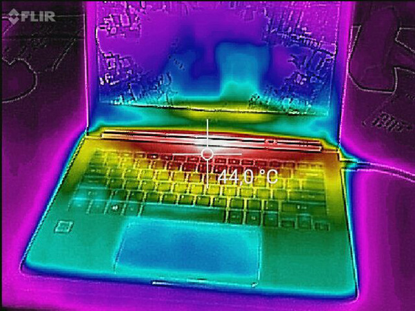 Termocamera: il calore si concentra sull'area fra tastiera e schermo