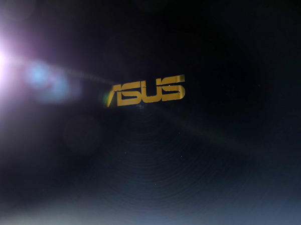 Logo ASUS dorato e finitura spun-metal: ASUS Zenbook 3 è caratterizzato da una grande cura per i dettagli