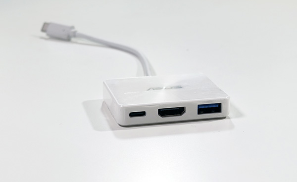 Nella confezione c'è un adattatore-replicatore di porte USB-C