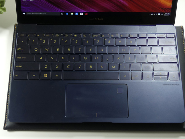 La tastiera estesa dello Zenbook 3 assicura un buon comfort nonostante lo spessore ultraslim