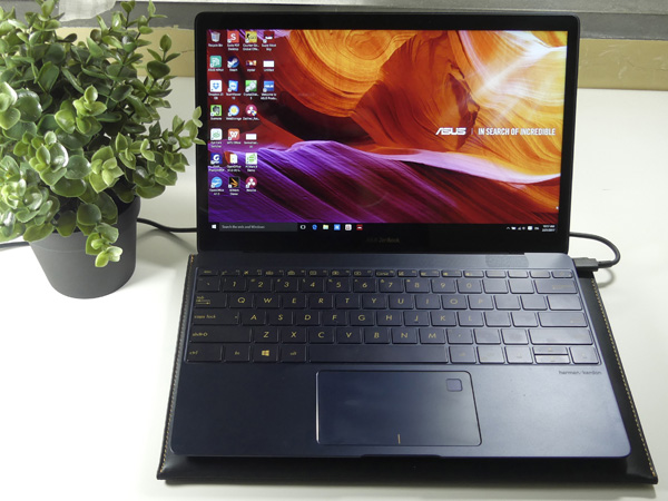 ASUS Zenbook 3 UX390UA è un notebook ultrasottile premium