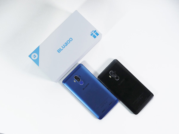 Bluboo D1 in colore nero e blu