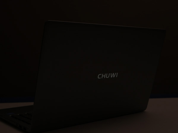 Particolare del logo Chuwi retroilluminato