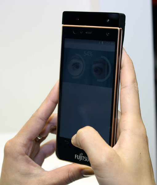 Fujitsu: smartphone con scansione dell'iride