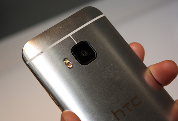 Camera posteriore dell'HTC One M9 con vetro zaffiro