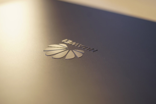Particolare del logo Huawei sulla cover