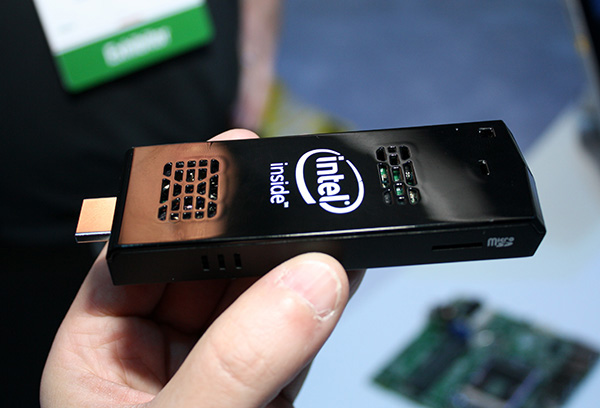 Intel compute stick è un vero PC racchiuso nel talaio di una chiavetta HDMI