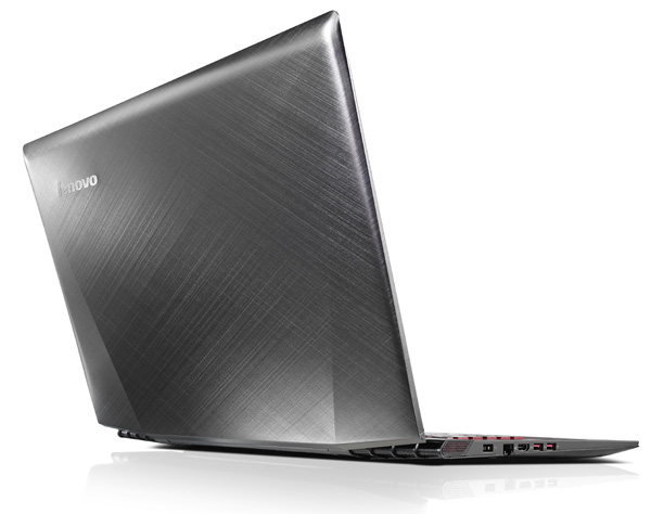 Lenovo Y70 visto lateralmente