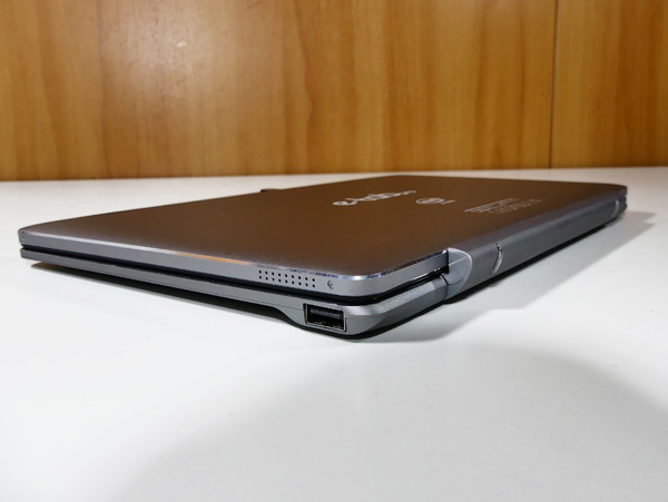 Microtech e-tab Pro agganciato alla tastiera dock