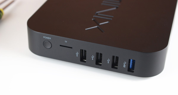 Minix Z83-4 ha 3 porte USB 2.0 ed una porta USB 3.0