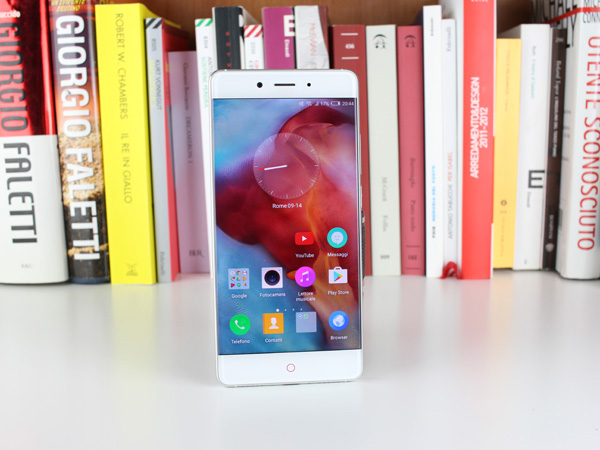 Lo schermo JDI in-cell e bezel-less è uno dei tratti distintivi del Nubia Z11