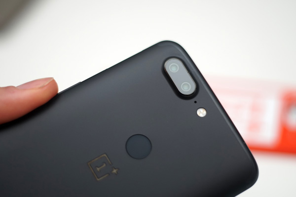 La dual-camera posteriore con sensori da 16MP e 20MP