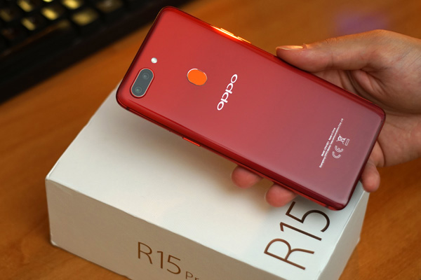 Oppo R15 Pro arriva in una confezione molto ben realizzata