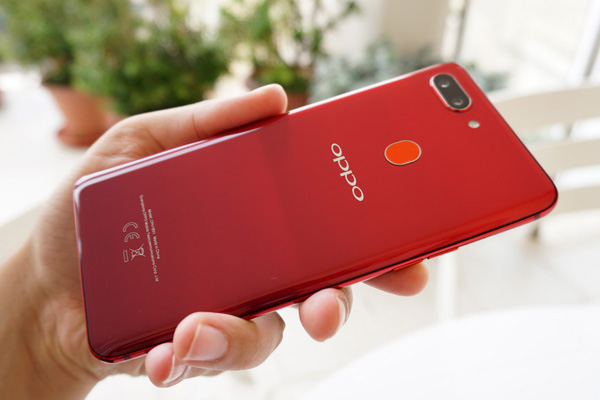 Il telaio rosso lucido è una delle prerogative di questo Oppo R15 Pro