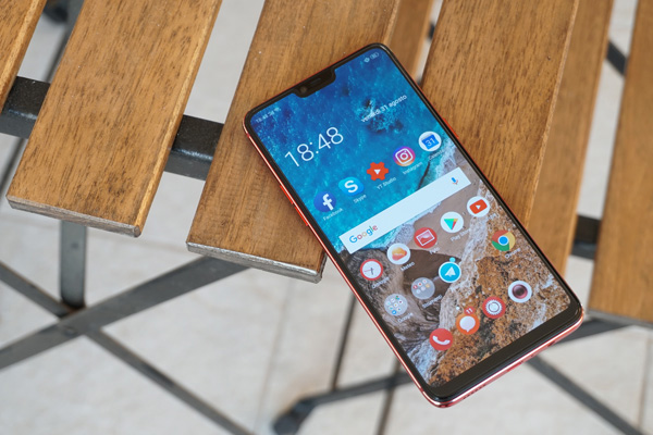 Oppo R15 Pro ha un display di ampio formato border-less su 3 lati con notch