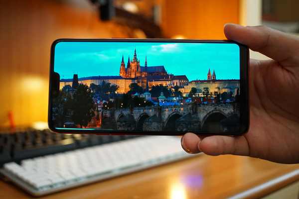 Il display AMOLED di Oppo R15 Pro offre immagini nitide e appaganti