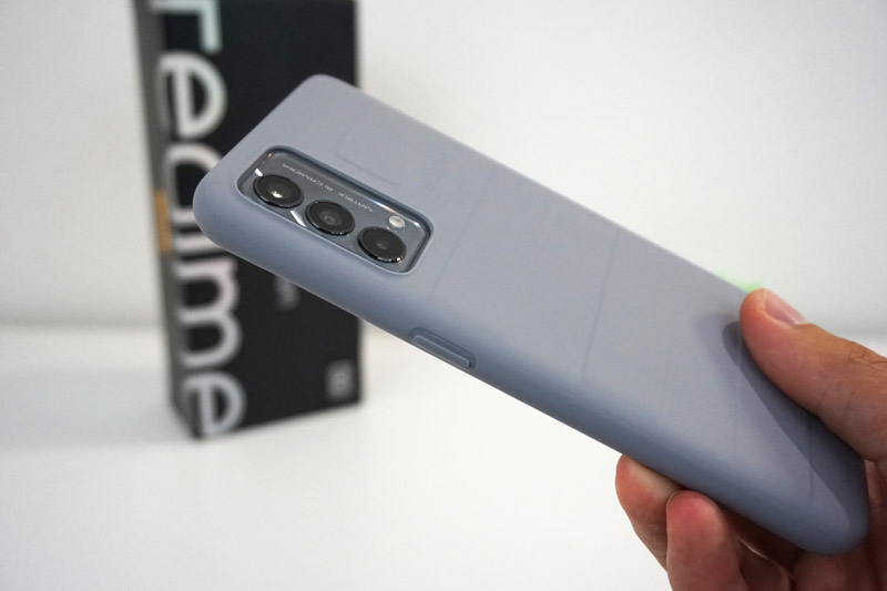 Realme GT Master Edition si riconosce dal design ma si apprezza per la sua concretezza